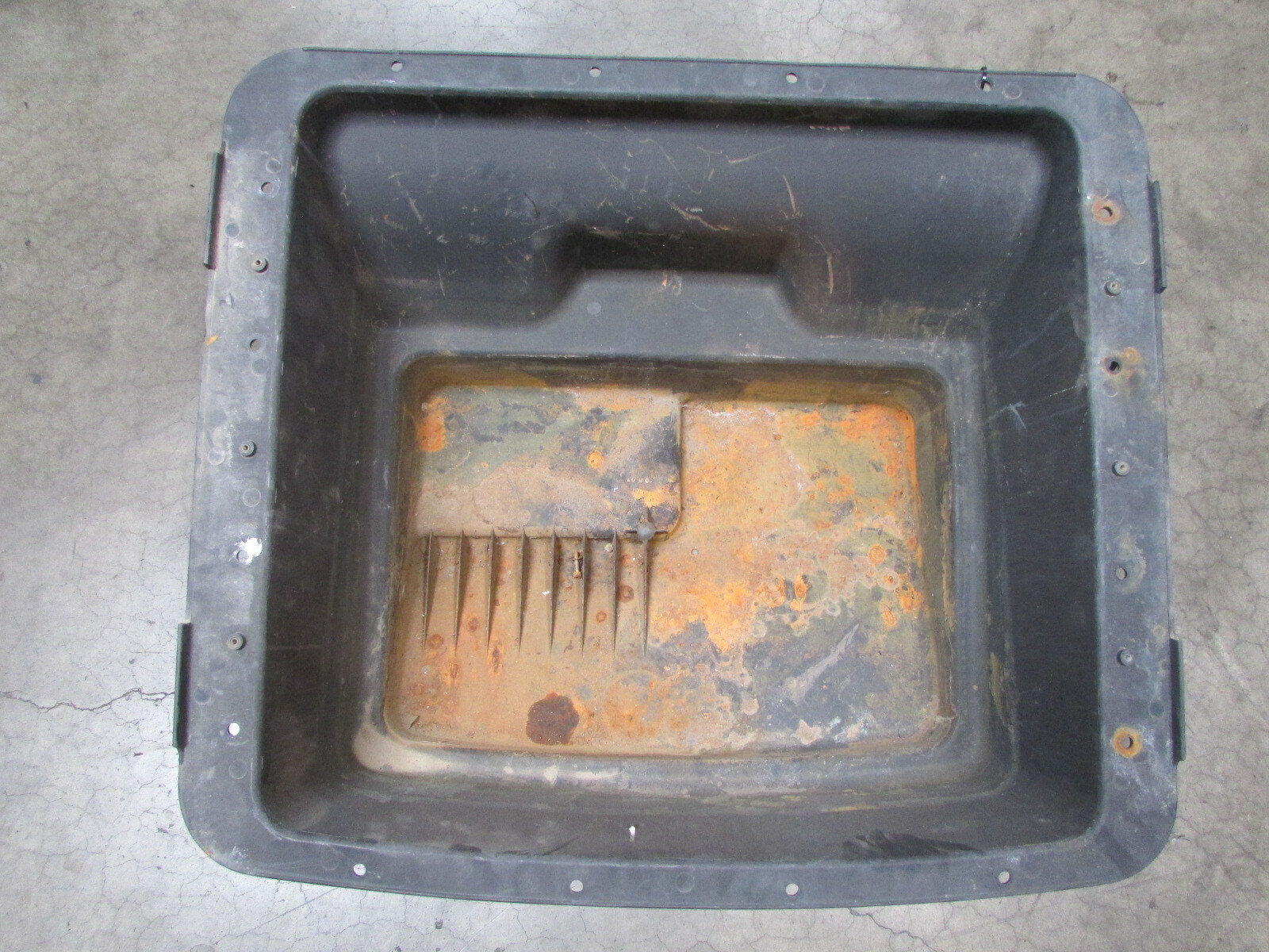 Maserati Quattroporte, Plastic Trunk, Used, P/N 67895200