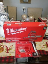 Milwaukee 2446-20 12V Cordless Grease Gun Kit with Battery, Charger