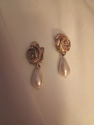 VINTAGE DKNY FAUX PEARL MATTE BRUSHED GOLD-TONE ROSE DROP EARRINGS CLIP ON VGC