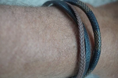 77303 - 70 % SUPERBE BRACELET CUIR NOIR 3 BRINS SACHET INDIVIDUELLE FERME 21CM - Photo 1/4