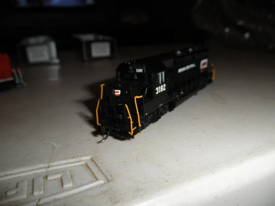 Penn Central  GP40 -  Red C  w/ DCC & sound - Image 3 of 4