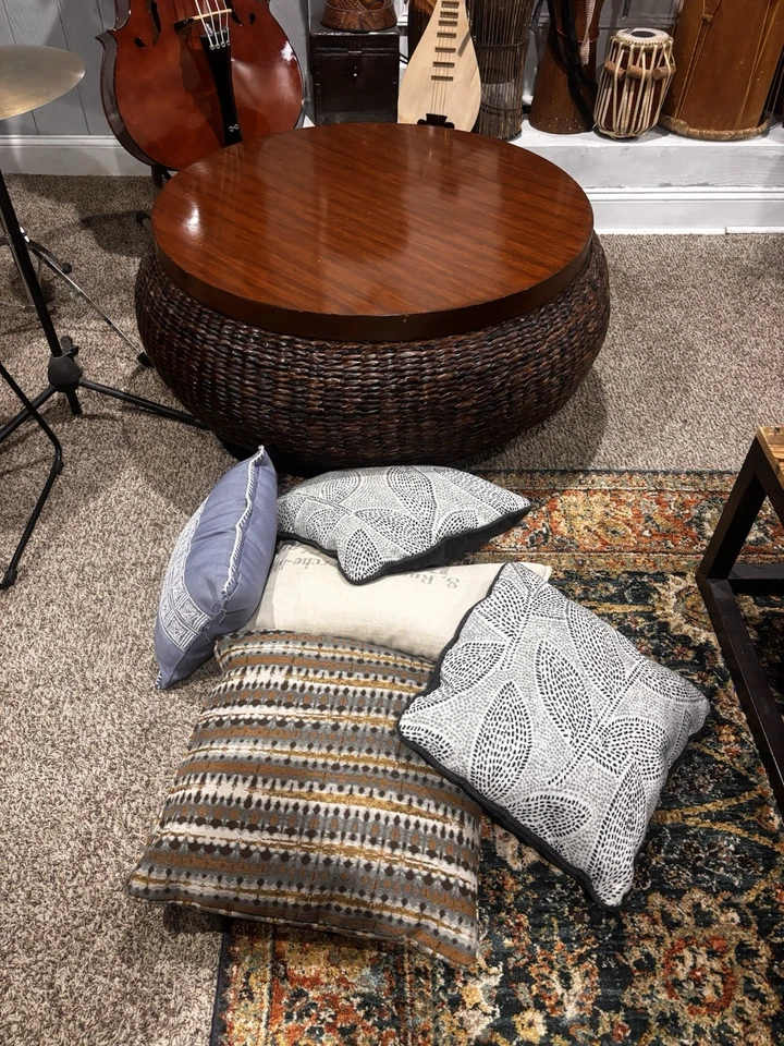 Круглый журнальный столик из цельного ореха середины века от Queen City (CT-262) - Изображение 2 из 2