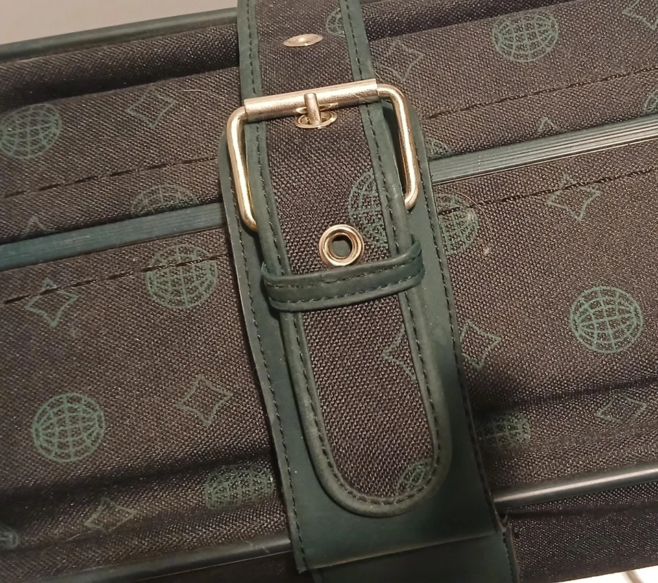 Koffer Marke Stratic gebraucht 75/55/22 cm schwarz/grünen Muster ohne Schlüssel - Bild 2 von 4