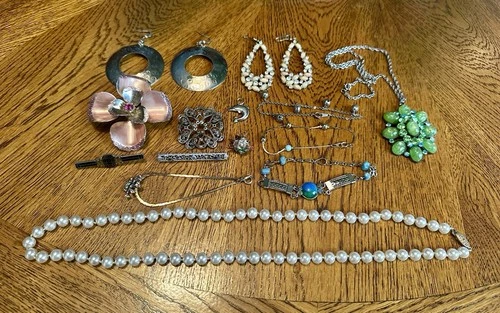 New ListingVintage 14 Pc Lot Mixed Costume Jewelry Faux Pearls Rhinestones Brooch Earrings