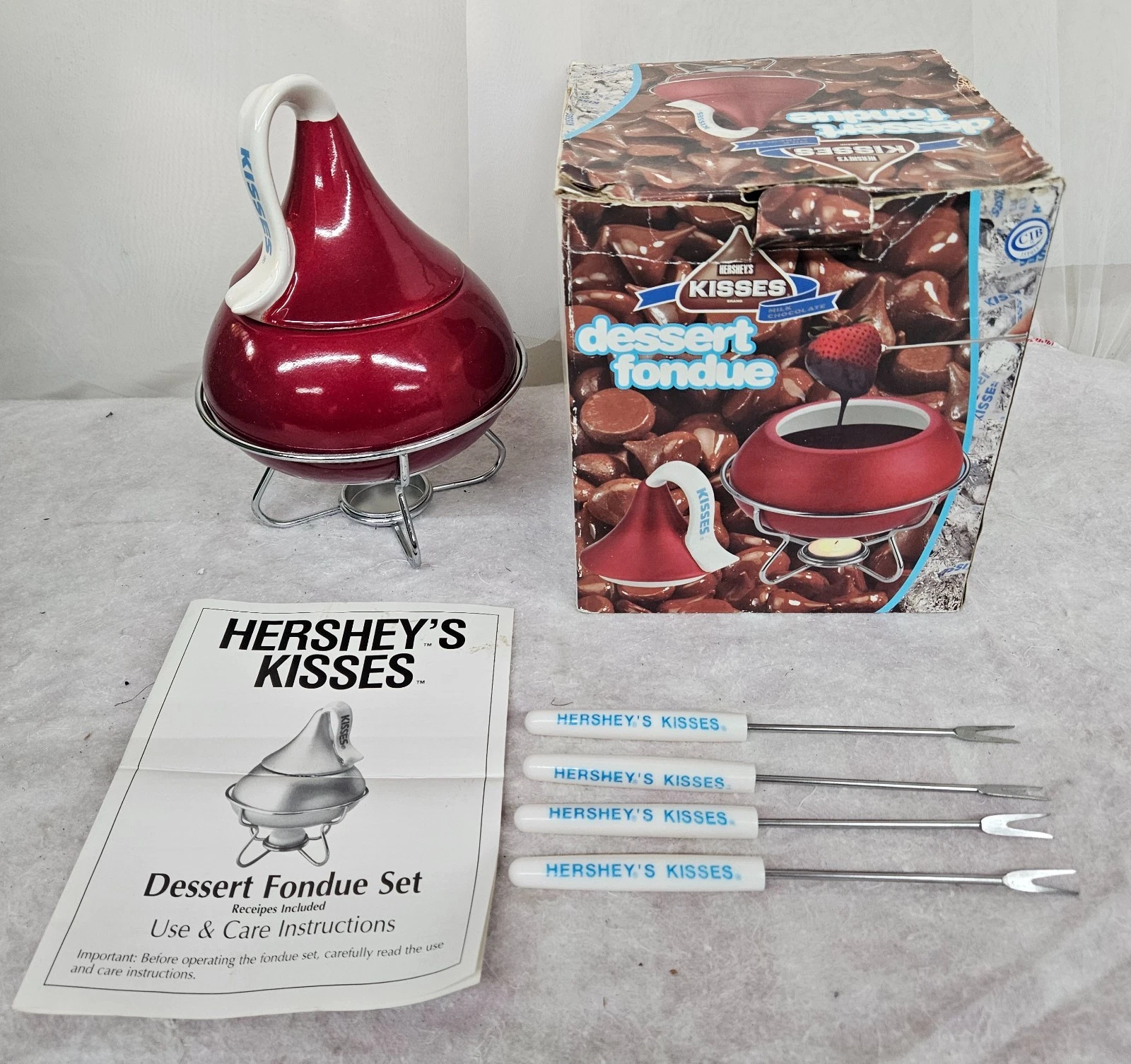 2006 HERSHEY'S KISSES Red Dessert Milk Chocolate Fondue Set Model #58930H w/Box