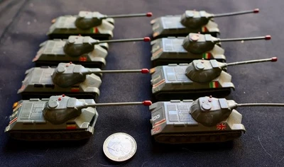 lot de 8 chars Staline miniatures en plastique - Photo 1/4