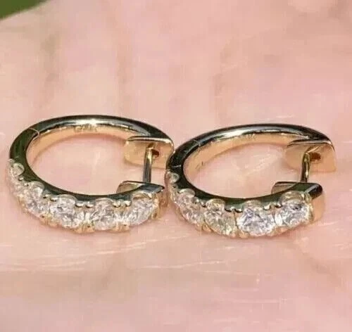 Pendientes de aro de moissanita blanca de corte redondo de 2,50 quilates enchapados en oro amarillo de 14 quilates para hombre Foto 4 de 4