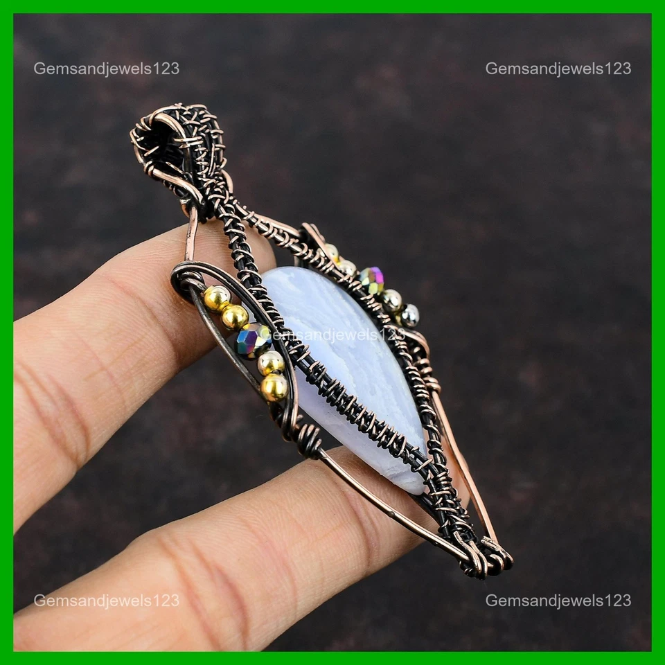 Colgante de cobre envuelto en alambre con cuentas de titanio de ágata de encaje azul pera Foto 4 de 4