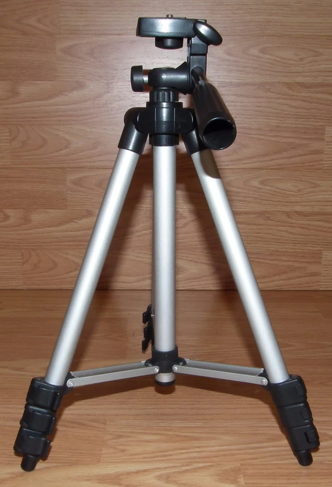 Trípode genuino Targus 32" 3 vías cabezal de cacerola fluida plateado/negro con nivel de burbuja  Foto 3 de 4