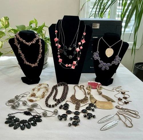 Vintage Lot of 14 Necklaces Costume Jewelry Mixed Materials No Reserve #2