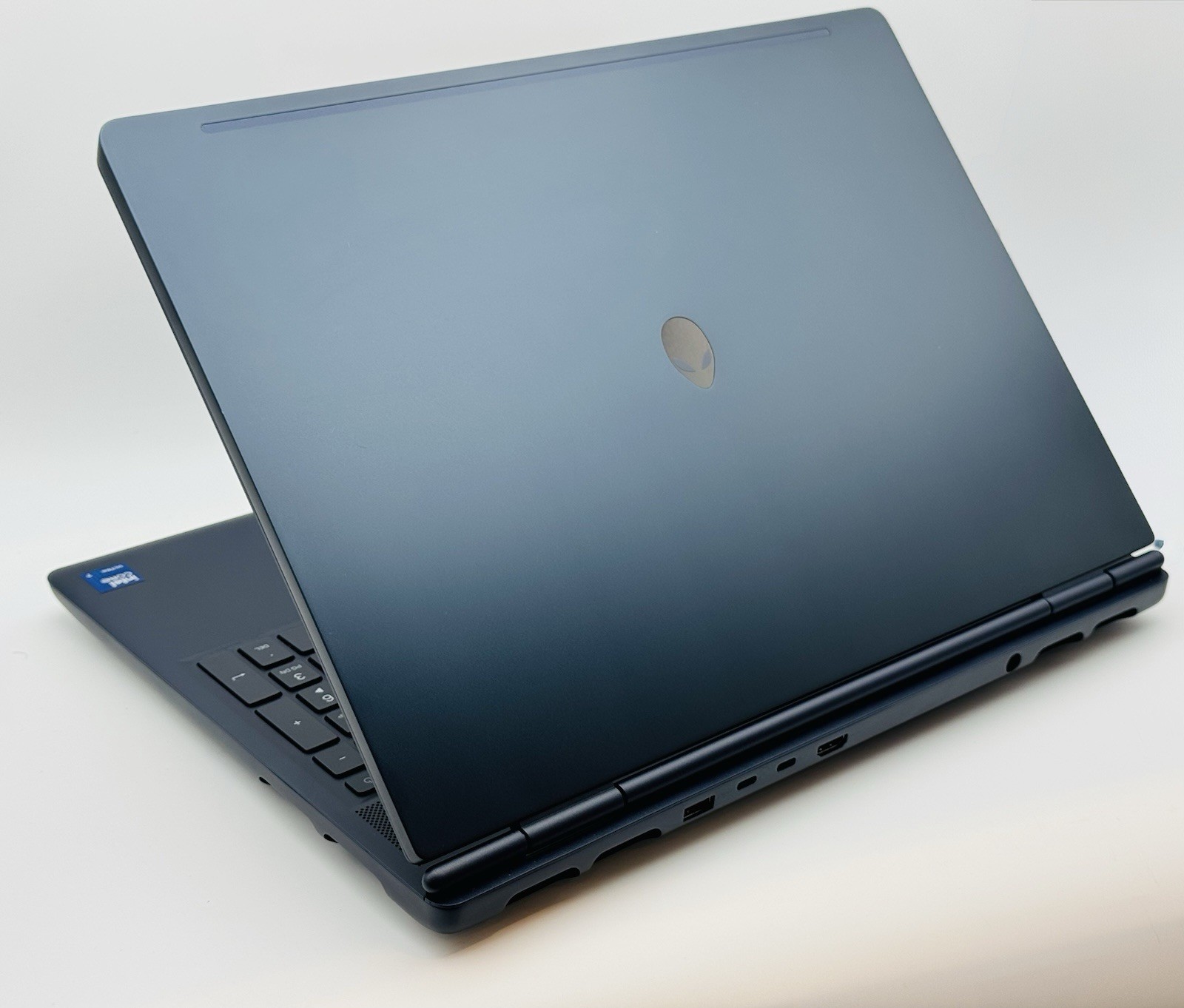 Alienware 16X Aurora Intel Core Ultra 7 32GB DDR5 RAM 1TB GeForce RTX 5060 240hz