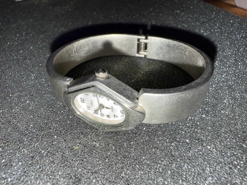 Винтажные женские часы-браслет Collezio — уникальный шестиугольный циферблат, новый аккумулятор, работают - Изображение 2 из 3