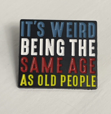 ''It's Weird being the same age as old people'' Emaille Pin Anstecker, nagelneu!