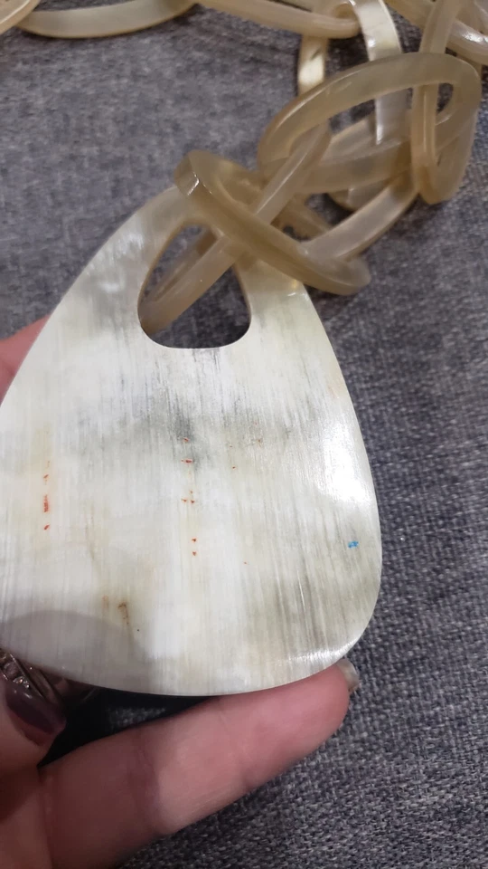 Collar largo de eslabones gruesos de cuerno pre-natural Foto 2 de 3