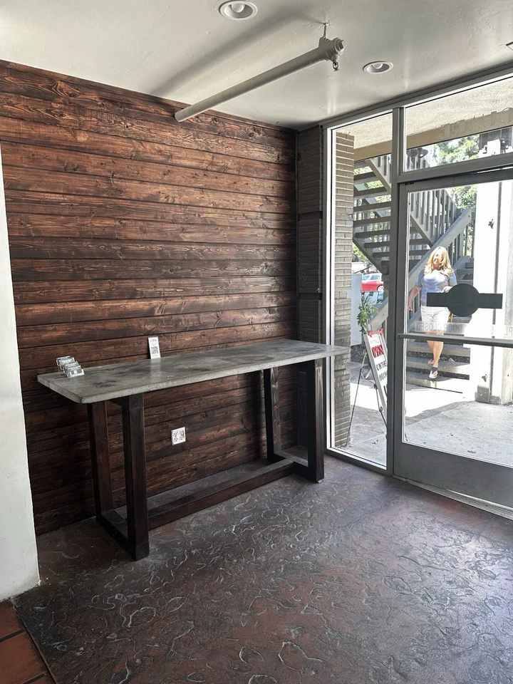 Mesa de hormigón y base de madera Foto 2 de 4