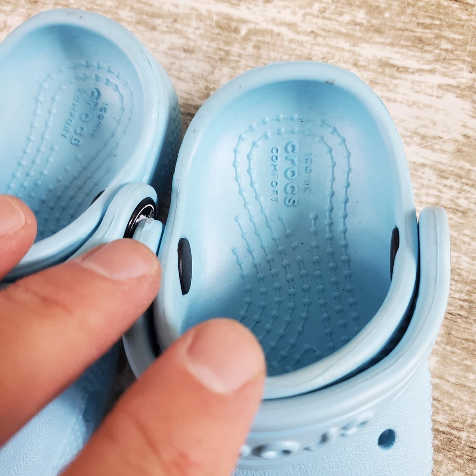 Zuecos clásicos Crocs niños talla 4 C4 azul claro correa al tobillo punta redonda zapatos sin cordones Foto 3 de 4