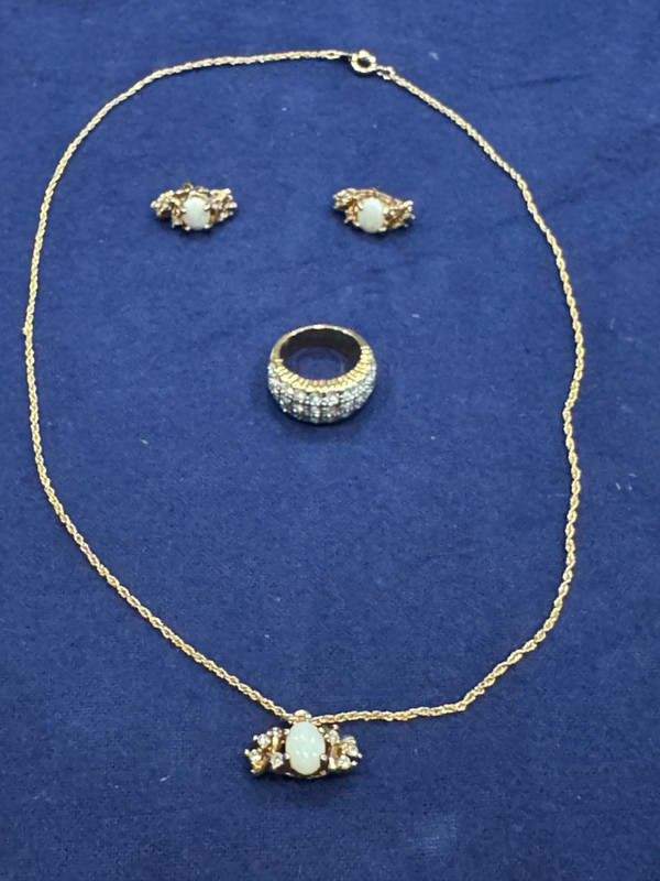 Costume Opal Gold Tone Pendant Chain Necklace With Matching Earrings & Ring