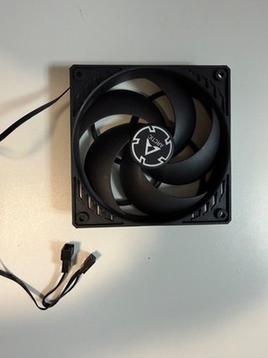 Arctic P12 PWM PST Fan with Integrated Y-cable
