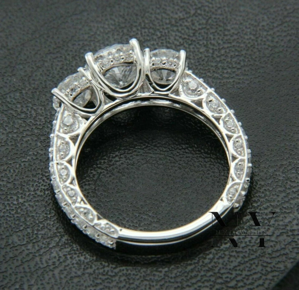 Anillo de compromiso de boda moissanita de 3 quilates corte redondo de tres piedras oro blanco de 14 quilates Foto 3 de 4