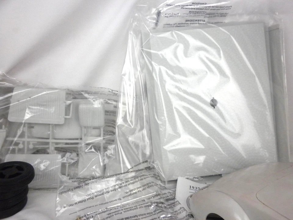 AMT 1937 Cord 812 S/C Classic Masterpiece 1/12 Model Kit # 8127 - Started - Image 4 of 4