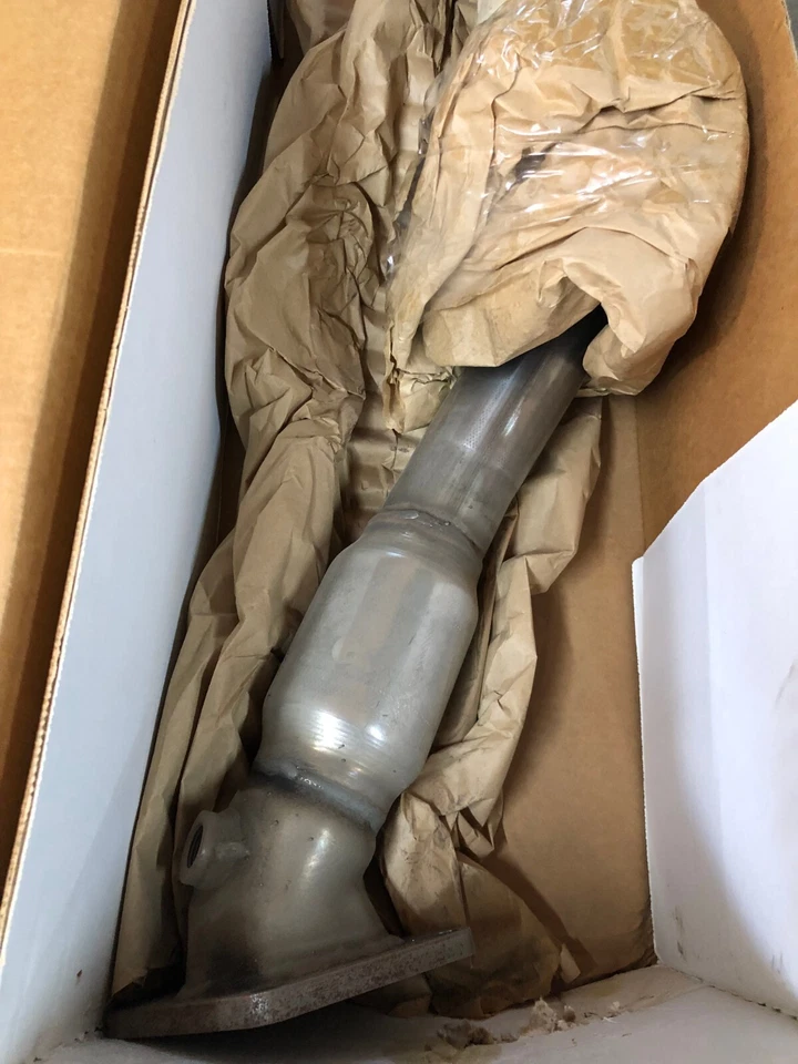 MAGNAFLOW 23613 CATALYTIC CONVERTER FOR PASSENGER RIGHT HAND SIDE 00-02 AUDI S4 - Изображение 2 из 4