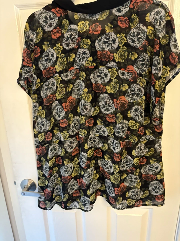 Camiseta para mujer Torrid traje de baño de malla cubierta - calaveras florales talla 2 Foto 2 de 4