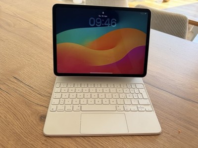 Apple iPad Pro 11 (3. Generation) 128 GB Space Grau Wi-Fi inkl. Magic Keyboard