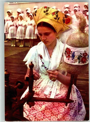 39930437 - Frau am Spinnrad in Niedersorbischer Festtracht Fotograf Schutt