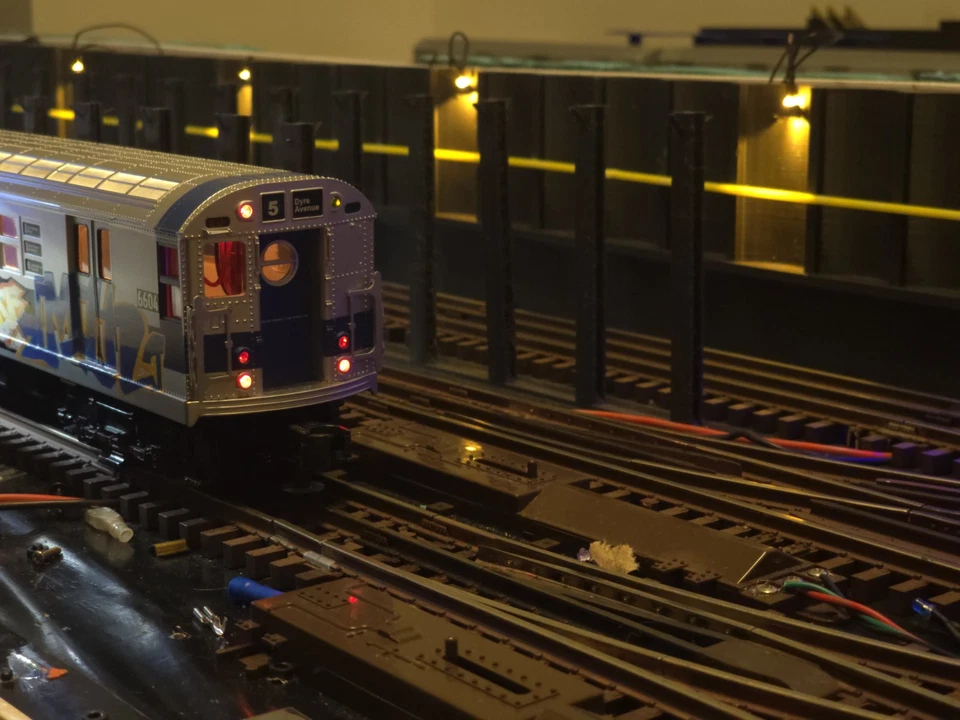 Mth Nycta Mta Subway R17 Grafitti Car With Red Led Lights Non Powered 5 Train - Image 2 of 4