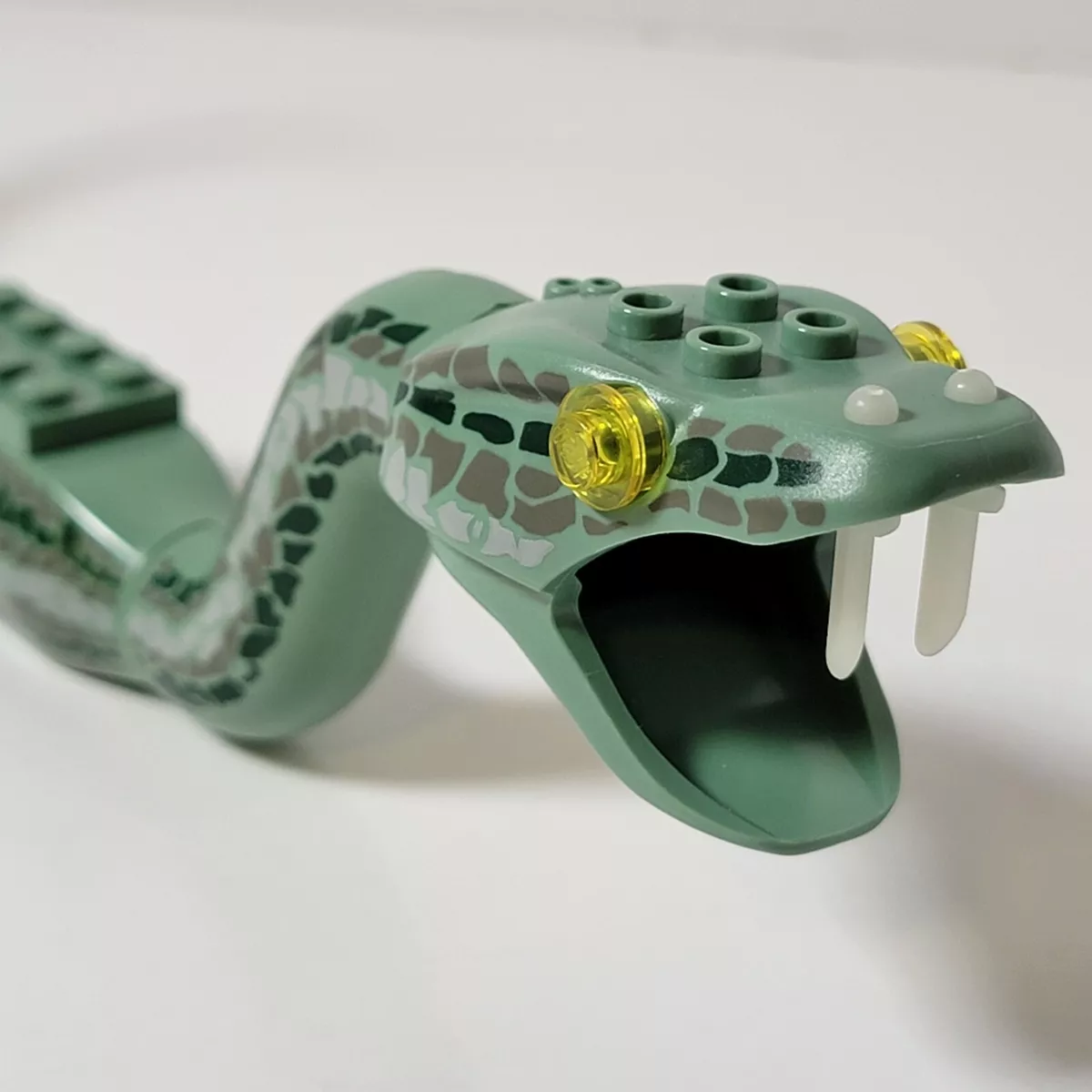 💯 Lego Harry Potter Basilisk Brand New w/2 Glow in the dark Fangs teeth  RARE!