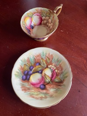 AYNSLEY ORCHARD GOLD TASSE MIT FUSS UND UNTERTASSE.  Seltene signierte D Jones Tasse & Untertasse