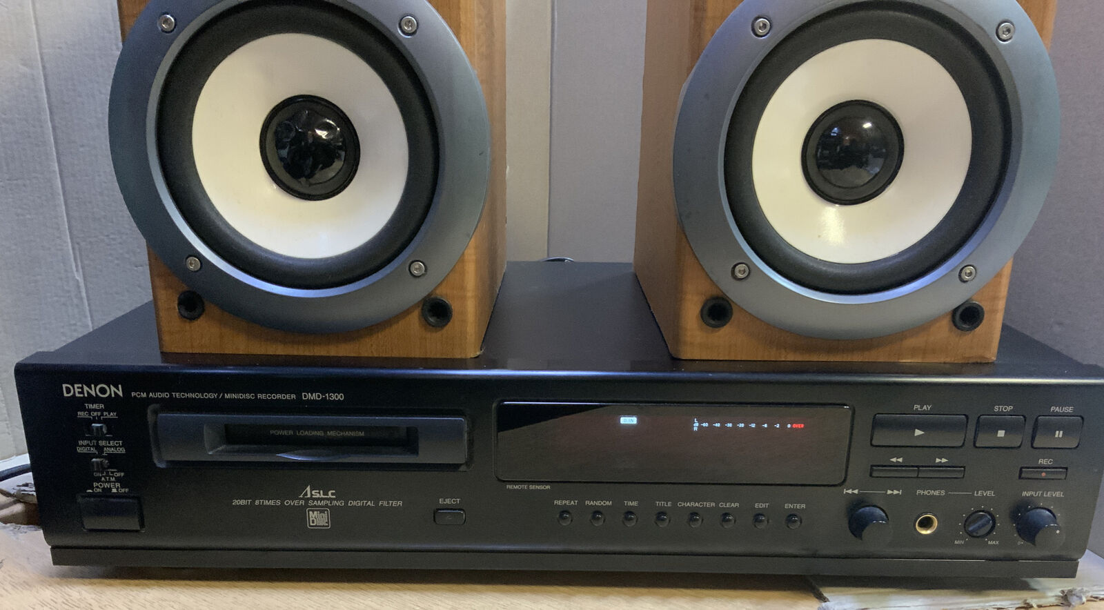 DENON DMD-1300 MINIDISK RECORDER / PLAYER,PCM AUDIO TECHNOLOGY With 2  Speakers
