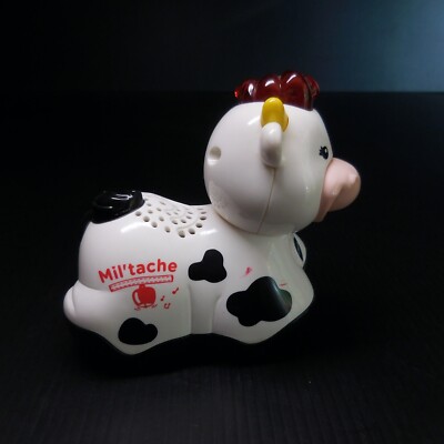Un dessin animé d'une vache avec une tache brune sur sa poitrine