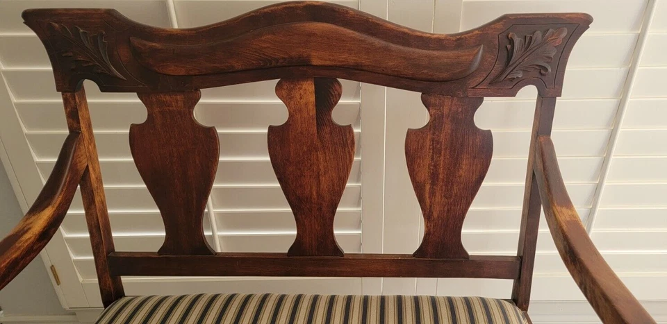 3 PIECE AMERICAN ANTIQUE CARVED WOOD SETTEE AND CHAIR SET - Image 2 of 4