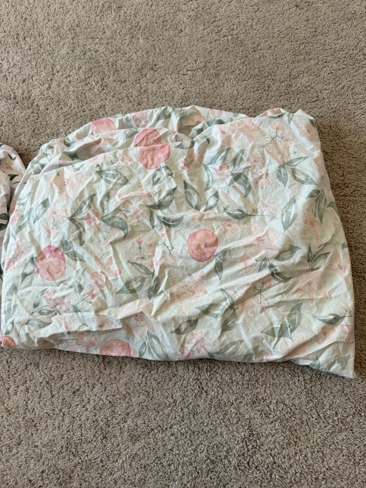 2 lençóis ajustados rosa/roxo para berço floral de algodão orgânico infantil Pottery Barn - Imagem 4 de 4