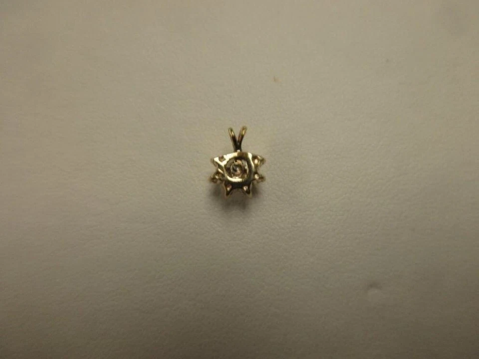 Pingente cluster de diamante ouro amarelo 10k - Imagem 2 de 4