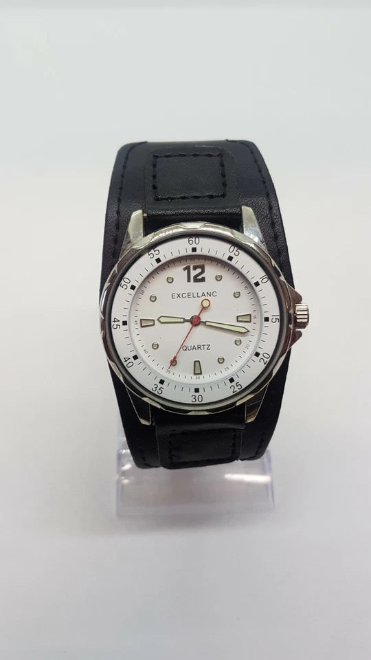 Reloj Excellanc Sports Simple Blanco y Plateado colocado en correa de puño grande negra Foto 3 de 4