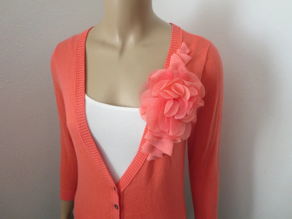 NWT Hollister V-Neck Cardigan Sweater Size Medium Coral Flower Embellished Foto 3 de 4