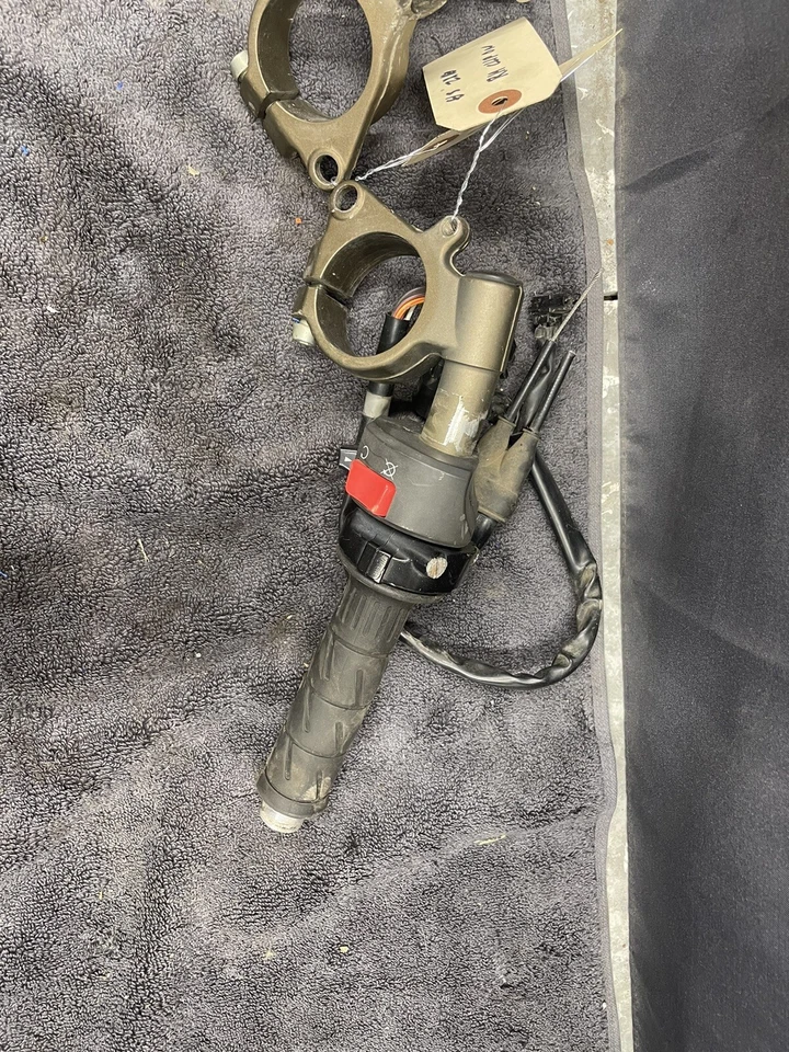 04 05 Clip de manillar Kawasaki Ninja ZX10R 46003-0045 2004-2005 Foto 3 de 4