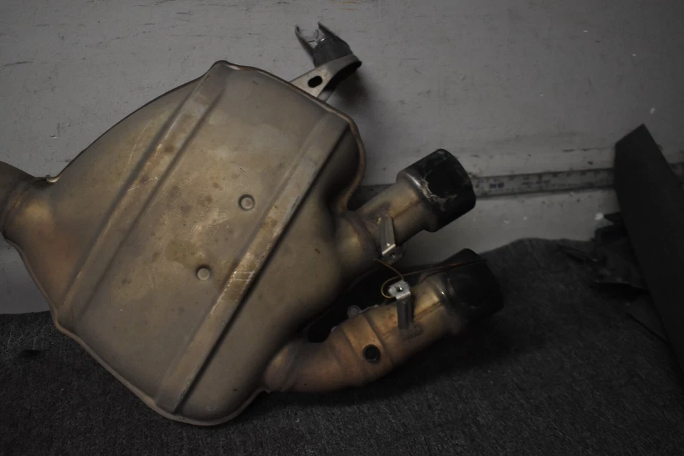 Silenciador trasero base Porsche Macan 2017-2021 lado derecho fabricante original de fábrica Foto 3 de 4