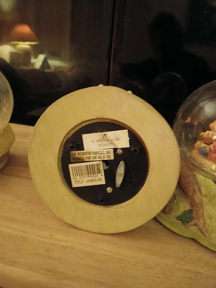 3 globos de neve quebrados da Disney para peças - Imagem 4 de 4