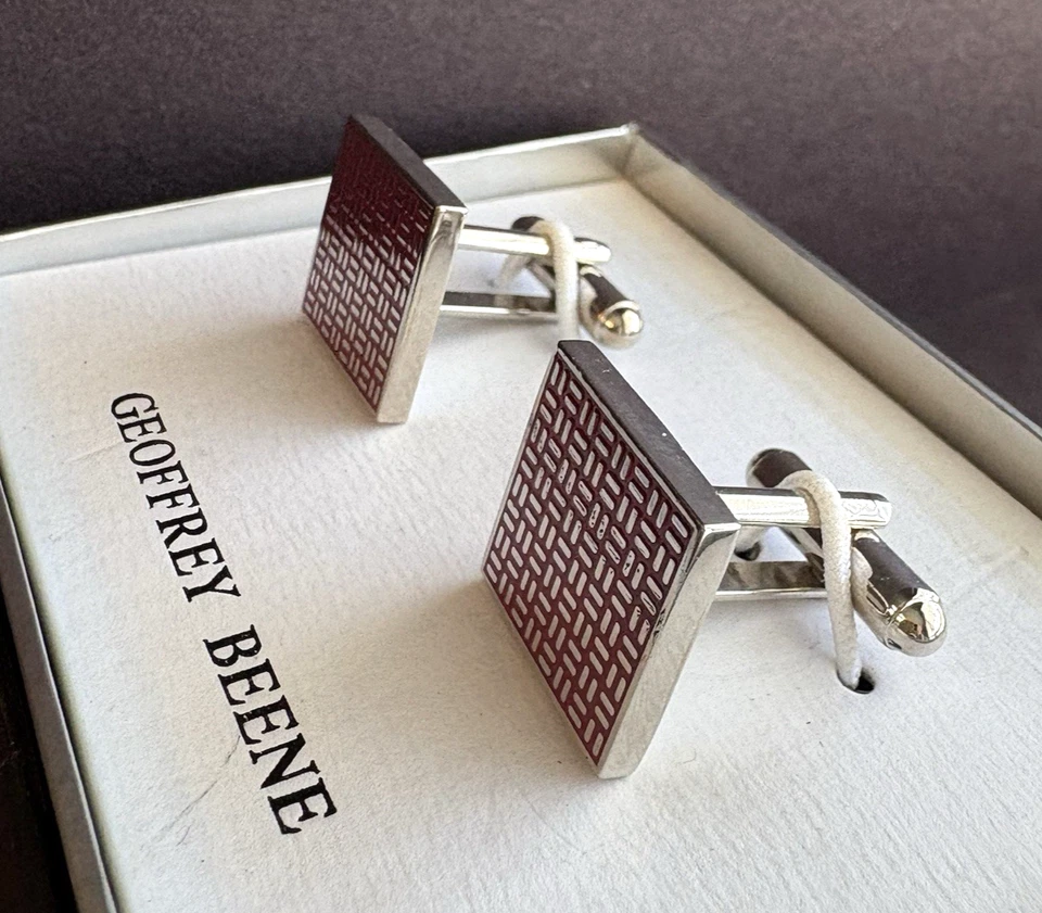 Gemelos Geoffrey Beene para hombre esmaltados plateados y rojos cuadrados geométricos clásicos Foto 3 de 4