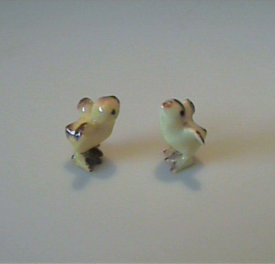 TWO VINTAGE 1950'S MINIATURE HAGEN RENAKER CHICKS WITH WINGS OUT