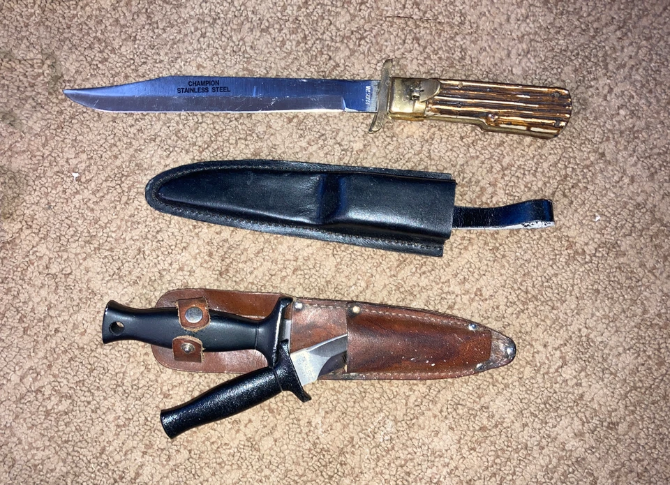 Lote de 17 cuchillos de hoja fija, la mayoría sin usar con y sin fundas como se muestra. Foto 2 de 4