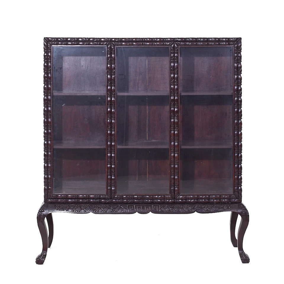 Gabinete de porcelana con pie de garra tallado colonial británico Foto 2 de 4