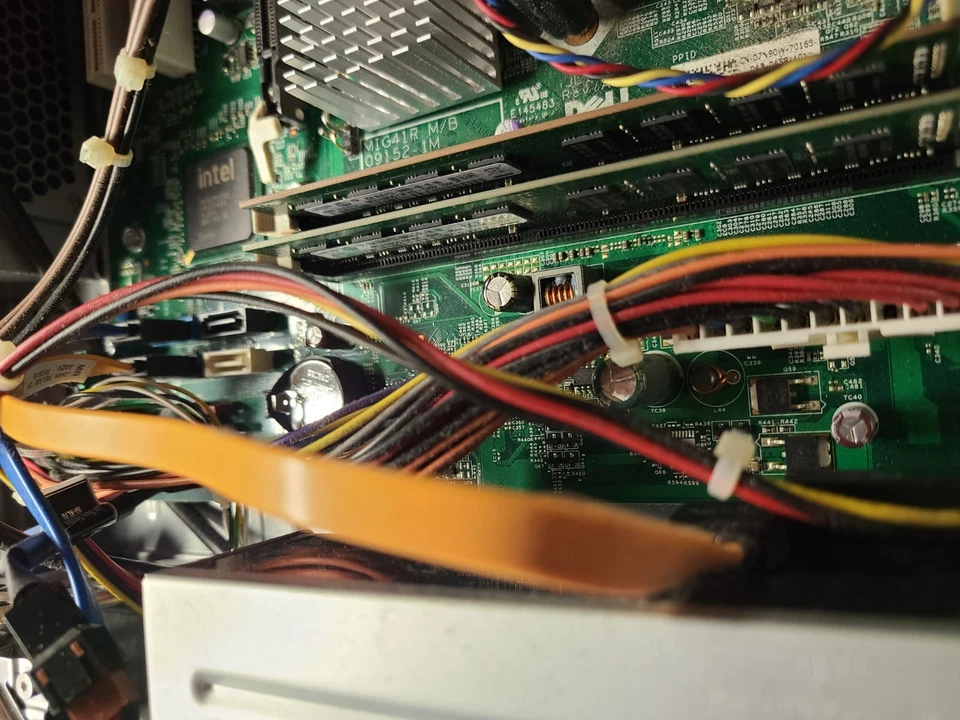 Dell Vostro Windows 7pro Intel Core 2 Quad 4GB 320GB Desktop PC w/video board - Image 3 of 4