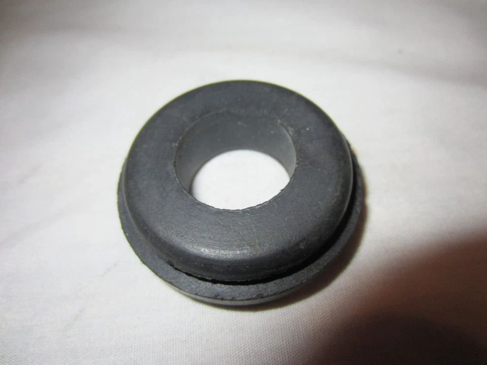 Ilhó de tampa de válvula Buick Skylark, GS, GSX, GM 1231486, USADO - Imagem 2 de 4