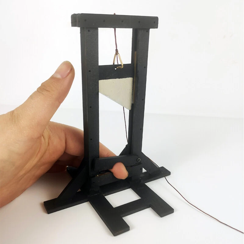 Accesorios en miniatura de guillotina de madera 1/18 hechos a mano para modelo de escena de soldado Foto 4 de 4