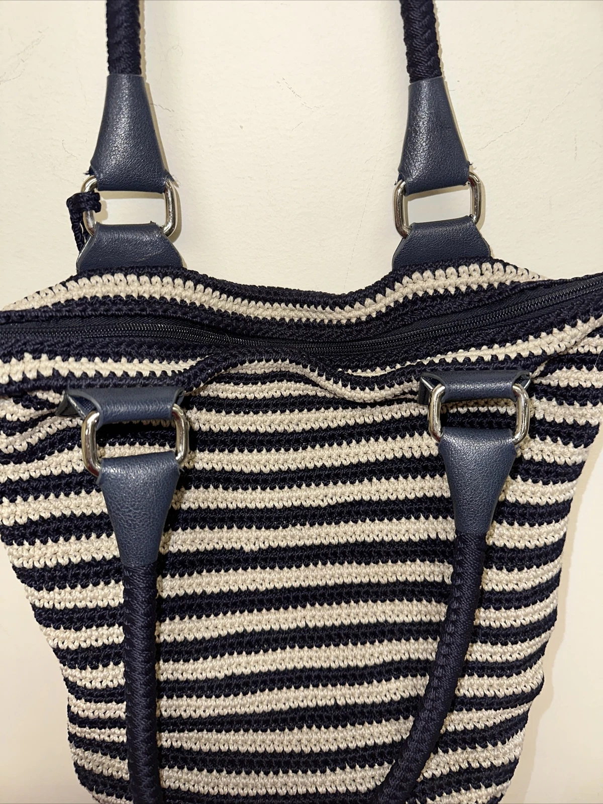 Borsa a tracolla The Sak Gypsy blu navy panna a righe all'uncinetto *Leggi*