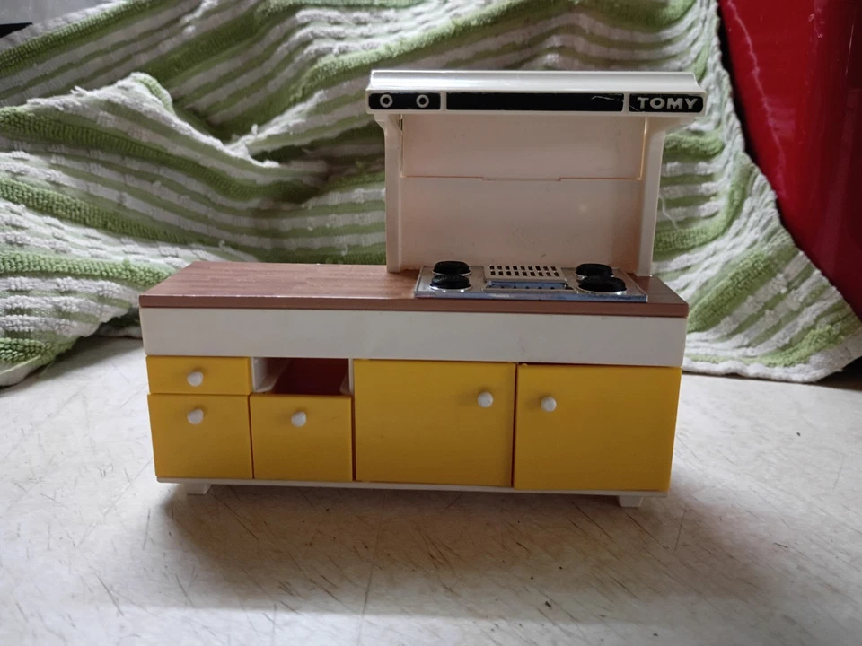 Piezas aleatorias vintage Tomy Smaller Homes, tocador, taburete, fregadero, estufa y bebé Foto 3 de 4